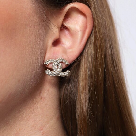 Gorgeous Authentic 2021 CHANEL Classic Stud Earrings - Picture 12 of 12